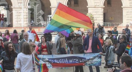 гейпарадът оцвети розово циклама столицата