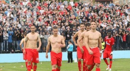 навиячите звезда съблякоха футболистите тима заради срамна загуба