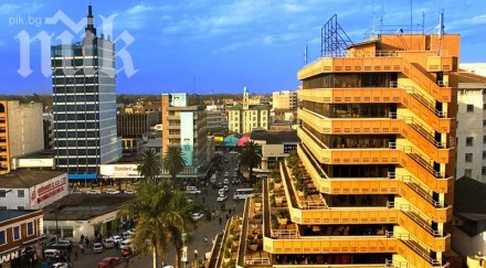 въоръжен откри стрелба търговски център