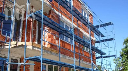 работник падна метрово скеле лекари борят живота