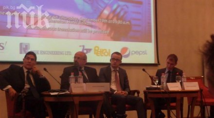 журналист пик модерира панел енергийна конференция снимки видео