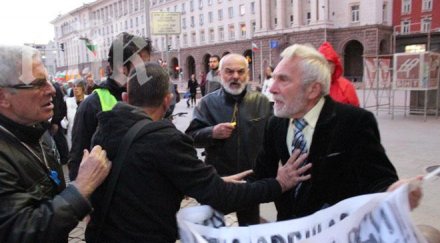 протестна мрежа иска оставка незабавни избори провокатор