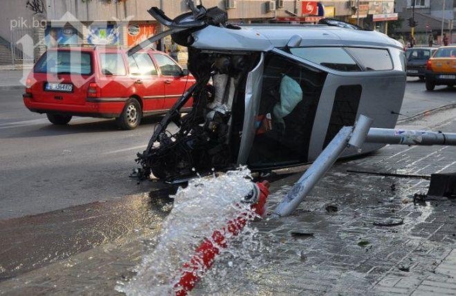 Ауди се заби в стълб до варненско кметство! Трима се борят за живота си!