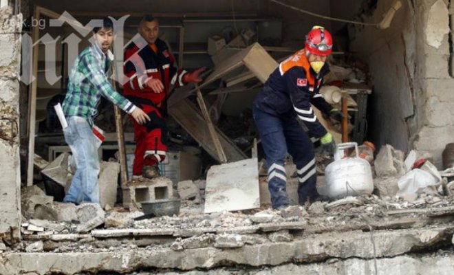 Кървав инцидент в Турция! Срути се бетонна плоча на сграда, затрупа хора