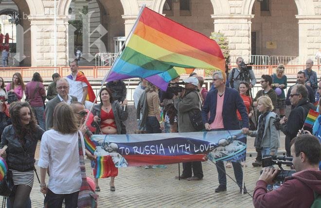 Гейпарадът оцвети в розово и циклама столицата