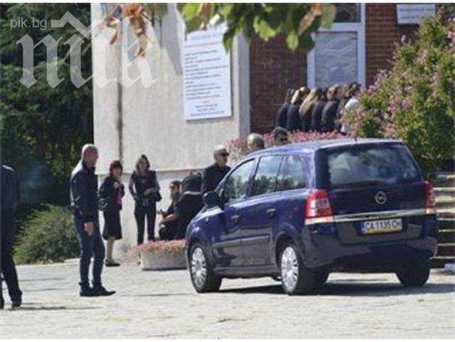 Майката на разстреляната банкерка я изпрати до гроба