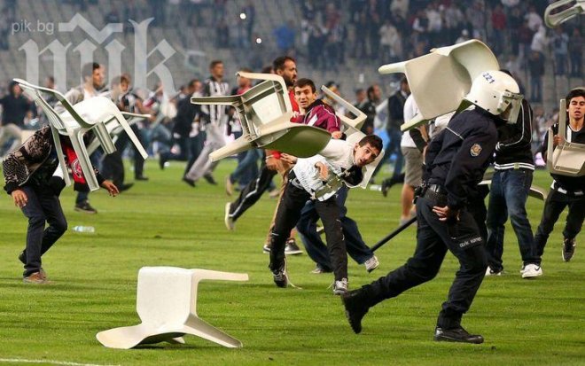 Бой в Истанбул, прекратиха дербито Бешикташ - Галатасарай  (видео)