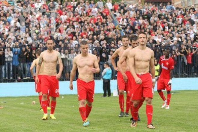Навиячите на Звезда съблякоха футболистите на тима заради срамна загуба