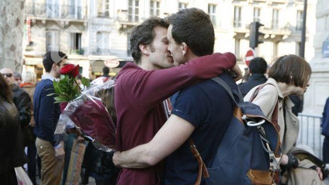 В италианския парламент се целуваха в знак на протест срещу хомофобски закон