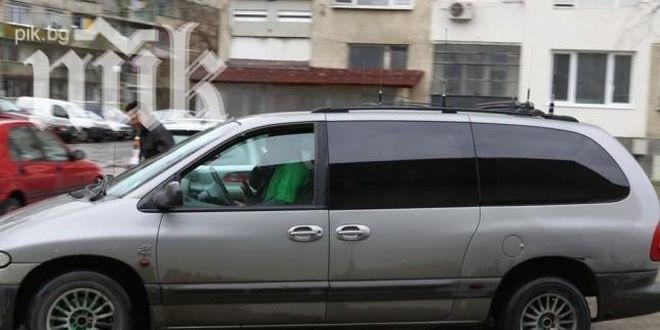 Сивият Крайслер с антените слухтял и около Росен Плевнелиев