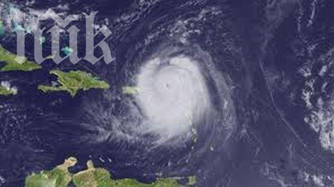 Хиляди туристи бяха евакуирани от Акапулко заради урагана Мануел