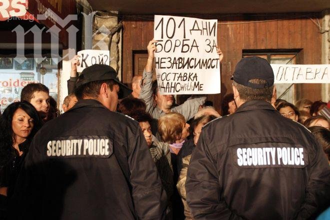 Реформаторският блок сезира прокуратурата за скъсани плакати на протестиращи