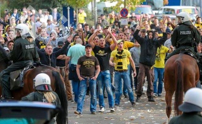 Ултраси на Борусия (Д) нападнаха автобус с привърженици на Пройсен