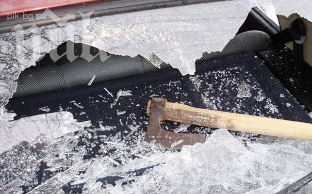 Жена намери колата си със забита брадва 