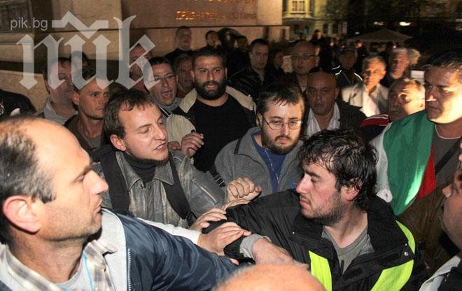 Полицаи оставиха протестиращи да се бият пред парламента (снимки)