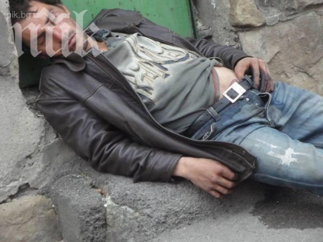 Позор! Възпитаниците на Класическата гимназия учат сред пияници и смрад!