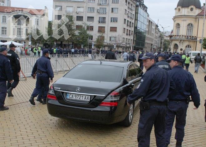 Oт #ДАНСWithMe притиснаха кортежа на Орешарски на пътя (фото+видео)