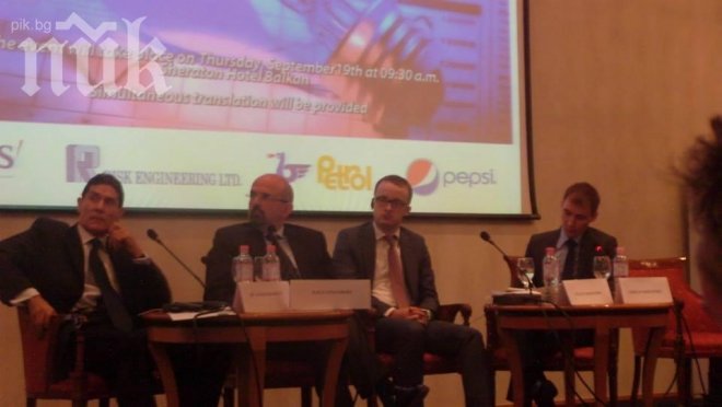 Журналист на ПИК модерира панел от енергийна конференция (снимки + видео) 