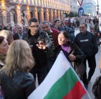 Протестът нападна група пенсионери от Партийния дом с „червени боклуци” и „убийци” (снимки)