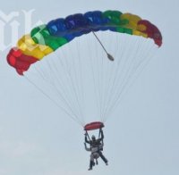 Уникално! 79-годишна баба скочи за 11-и път с парашут