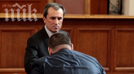 правителствената пресслужба орешарски подава оставка