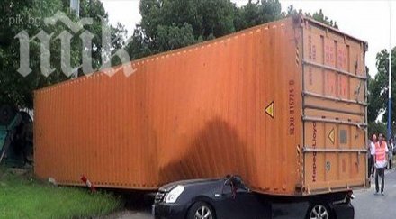 невероятно жена оцеля изпод тонен контейнер