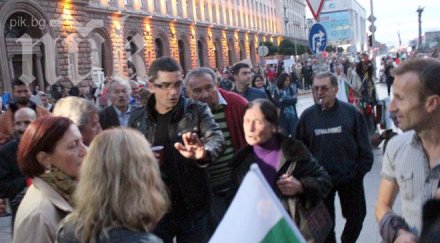 протестът нападна група пенсионери партийния дом червени боклуци убийци снимки