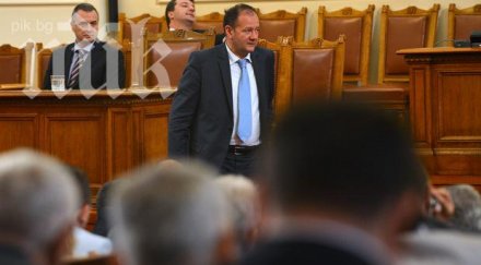 фарс кворумът вота недоверие рухна окончателно герб пореден път скандално бойкотираха дебатите