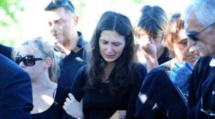македонски медии вдовицата дуле път припадне ковчега