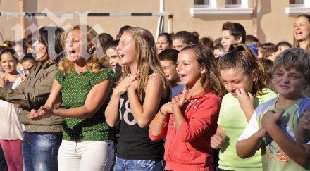 деца отбелязаха флашмоб европейския ден езиците снимки