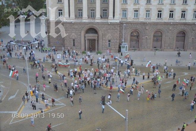 Протестната мрежа в раздвоение! Призовава на протест и е против демонстрациите