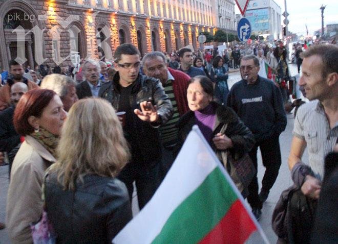 Протестът нападна група пенсионери от Партийния дом с „червени боклуци” и „убийци” (снимки)