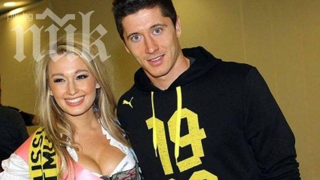 Роберт Левандовски пи бира с едрогърдеста плеймейтка на Октоберфест