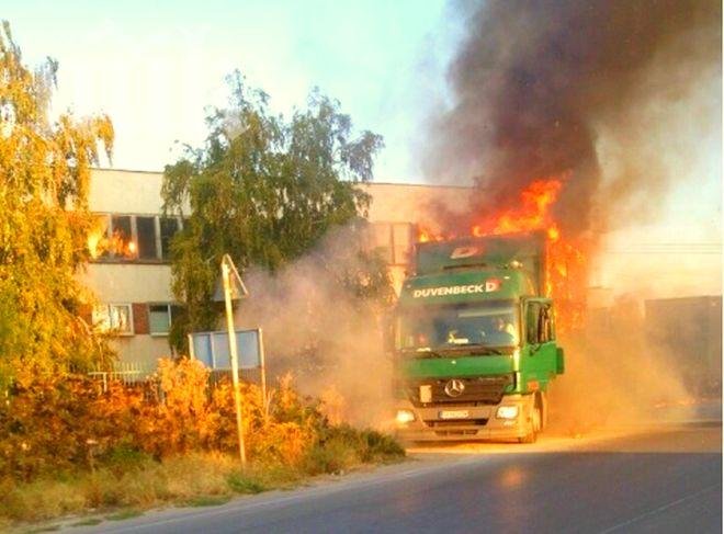 Огромен ТИР горя като факла (Снимки)