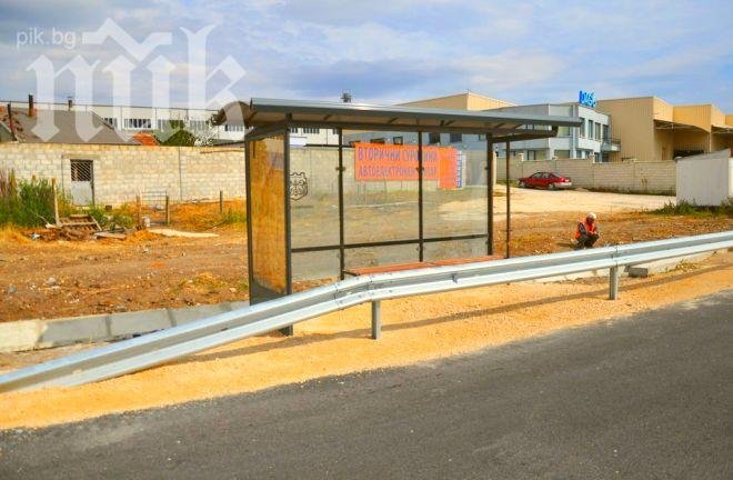 Заградиха спирка във Варна с мантинела (Снимки)