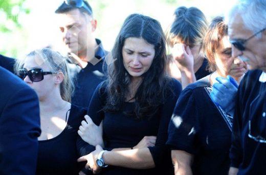 Македонски медии: Вдовицата на Дуле на път да припадне до ковчега му 