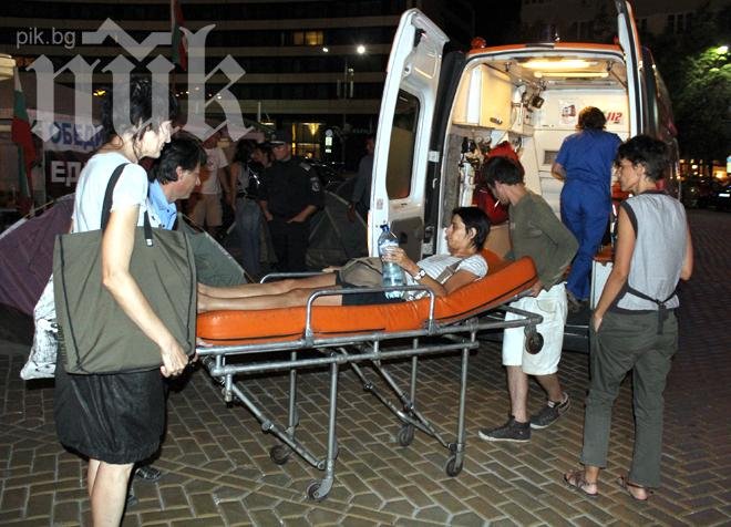 Резил! Озверял мъж смаза от бой бившата си жена пред очите на детето им