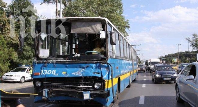 Кола се натресе в тролей пред военната болница в София