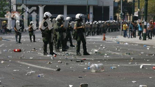 Атакуваха сградата на гръцки неонацистки вестник