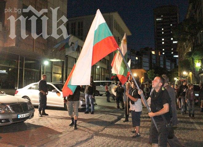 Скандират Волене, излез пред централата на ДПС