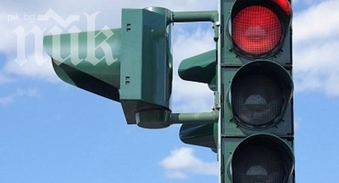 Повреден светофар блокира движението на бул. Бъкстон