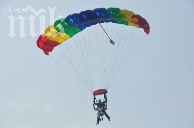 Уникално! 79-годишна баба скочи за 11-и път с парашут