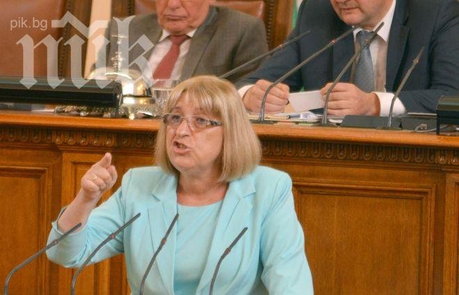 Цецка Цачева: Сега остава и танковете да дойдат в парламента