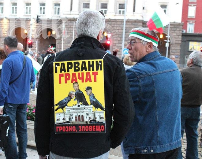 250 човека вече освиркват Орешарски в 106-и ден на протести 