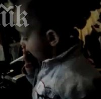 Невиждано! Българска майка дава на невръстните си деца да пушат цигари и да пият кафе (видео)