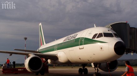 самолет alitalia излезе пистата летището рим
