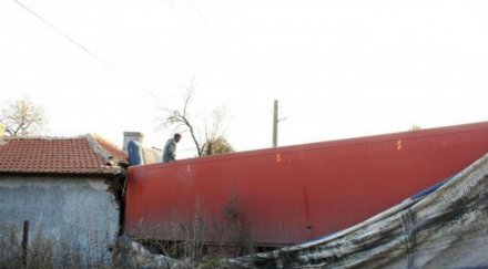 камион прелетя бясна скорост детска площадка заби къща