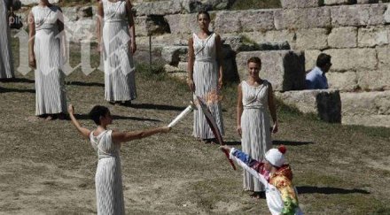 олимпийският огън потегли сочи