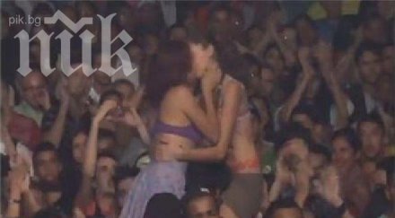 неприлично арестуваха лесбийки заради целувка религиозен празник