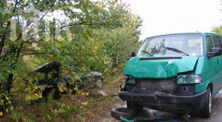 кола въртя мокър асфалт удари бус уби годишно дете